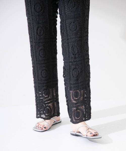 ITEMS URBANRESEARCH（アイテムズ アーバンリサーチ）の「クロシェパッチワークニットパンツ（その他パンツ・レディース・ブラック/ナチュラル・FREE）」の5枚目の写真