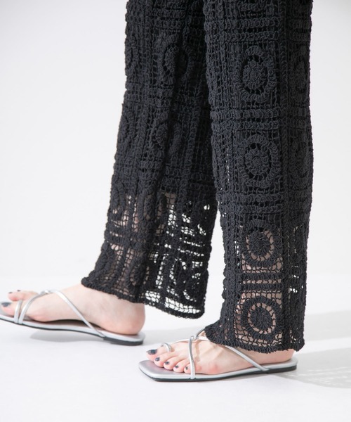 ITEMS URBANRESEARCH（アイテムズ アーバンリサーチ）の「クロシェパッチワークニットパンツ（その他パンツ・レディース・ブラック/ナチュラル・FREE）」の6枚目の写真