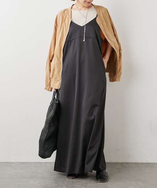 Omekashi（オメカシ）の「ストレッチサテンキャミワンピース（ワンピース・レディース・ブラック/ベージュ/ブルー・FREE）」の9枚目の写真