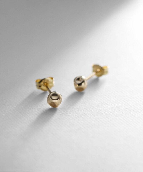 COCOSHNIK(ココシュニック)の「K18中空ダイス スタッドピアス(ピアス(両耳用)・レディース・ホワイト系その他7・00)」の1枚目の写真