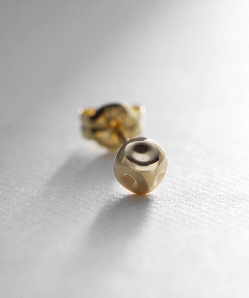 COCOSHNIK(ココシュニック)の「K18中空ダイス スタッドピアス(ピアス(両耳用)・レディース・ホワイト系その他7・00)」の3枚目の写真