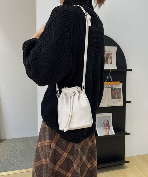 EPICKS（エピックス）の「巾着ショルダーBAG　携帯　IPHONE（ショルダーバッグ・レディース・ホワイト/ブラウン/グリーン/ブラック・F）」の8枚目の写真