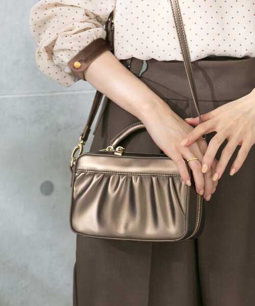 URBAN RESEARCH ROSSO（アーバンリサーチロッソ）の「ギャザーハンドバッグ（ハンドバッグ・レディース・グリーン/ブロンズ/ブラック・-）」の3枚目の写真