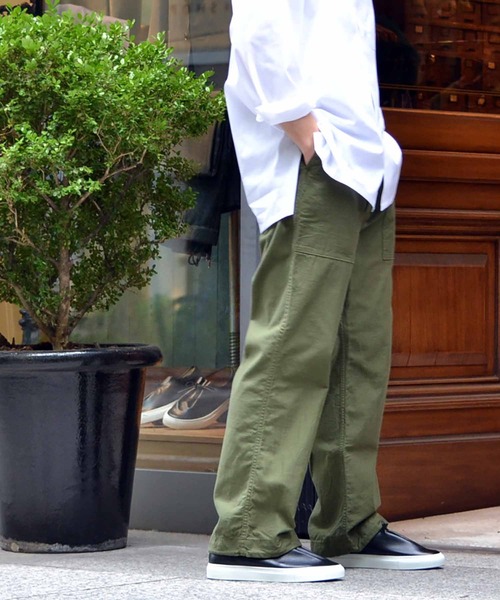 WILD LIFE TAILOR Adam et Rope'（ワイルドテーラーアダムエロペ　）の「【WILD LIFE TAILOR】バックサテンベイカーパンツ（その他パンツ・メンズ・カーキ/ブルー系その他3・M/L）」の2枚目の写真