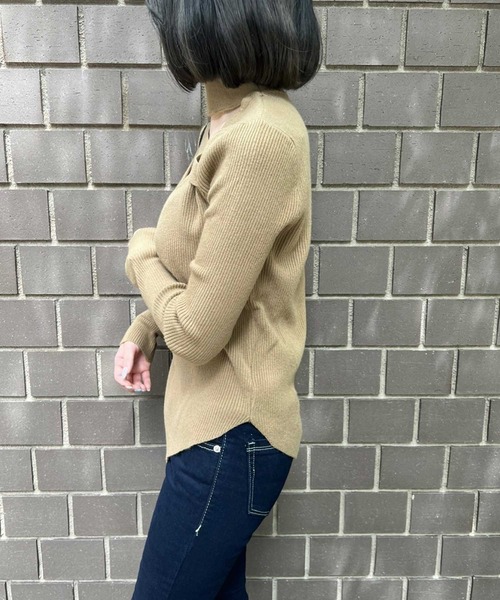 SPIGA（スピーガ）の「デコルテクロスリブニット（ニット/セーター・レディース・ブラック/ホワイト/ピンク/ダークベージュ・FREE）」の11枚目の写真