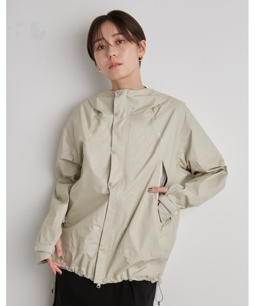 karrimor(カリマー)の「【emmi×Karrimor】G-TX paclite plus jk(ナイロンジャケット・レディース・シルバー・FREE)」の1枚目の写真