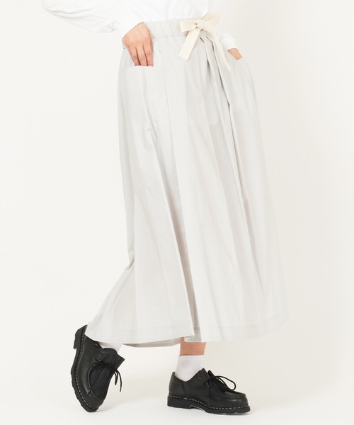 nicholson and nicholson（ニコルソンアンドニコルソン）の「KANON-POPLIN（スカート・レディース・ライトグレー/グリーン・38）」の2枚目の写真