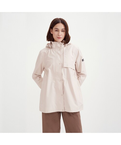 AIGLE（エーグル）の「ゴアテックス 2レイヤーリラックスジャケット（マウンテンパーカー・レディース・ナチュラル/ネイビー・M/L/S）」の2枚目の写真