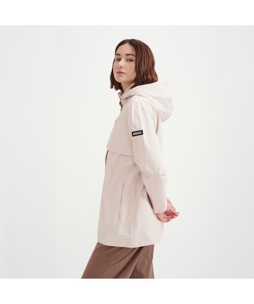 AIGLE（エーグル）の「ゴアテックス 2レイヤーリラックスジャケット（マウンテンパーカー・レディース・ナチュラル/ネイビー・M/L/S）」の4枚目の写真