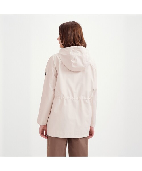 AIGLE（エーグル）の「ゴアテックス 2レイヤーリラックスジャケット（マウンテンパーカー・レディース・ナチュラル/ネイビー・M/L/S）」の5枚目の写真