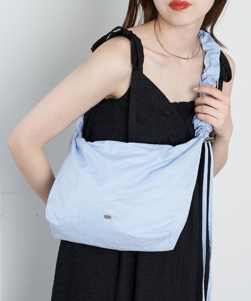 Chico(チコ)の「ドロストハンドルナイロンショルダーバッグ(ショルダーバッグ・レディース・ブルー/ブラック/ホワイト/ベージュ・FREE)」の4枚目の写真