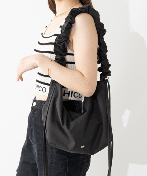 Chico(チコ)の「ドロストハンドルナイロンショルダーバッグ(ショルダーバッグ・レディース・ブルー/ブラック/ホワイト/ベージュ・FREE)」の2枚目の写真