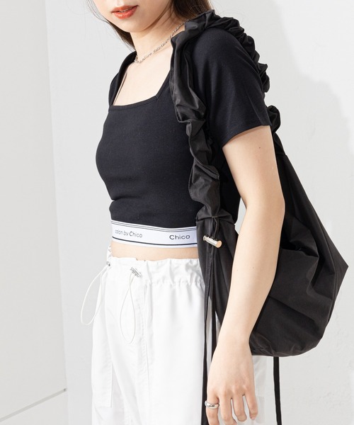 Chico(チコ)の「ドロストハンドルナイロンショルダーバッグ(ショルダーバッグ・レディース・ブルー/ブラック/ホワイト/ベージュ・FREE)」の6枚目の写真