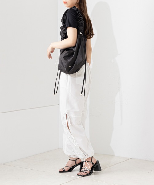 Chico(チコ)の「ドロストハンドルナイロンショルダーバッグ(ショルダーバッグ・レディース・ブルー/ブラック/ホワイト/ベージュ・FREE)」の17枚目の写真