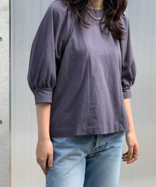 mi via loca(ミヴィアロカ)の「オープンエンド糸 袖ボリュームトップス(Tシャツ/カットソー・レディース・スミクロ/オフホワイト・FREE)」の1枚目の写真