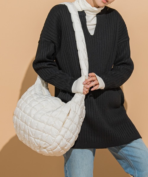 VICKY(ビッキー)の「【KOREAN ITEM】パデットショルダーバッグ(ショルダーバッグ・レディース・ブラック/オフホワイト・FREE)」の1枚目の写真