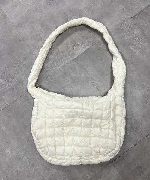 VICKY(ビッキー)の「【KOREAN ITEM】パデットショルダーバッグ(ショルダーバッグ・レディース・ブラック/オフホワイト・FREE)」の11枚目の写真