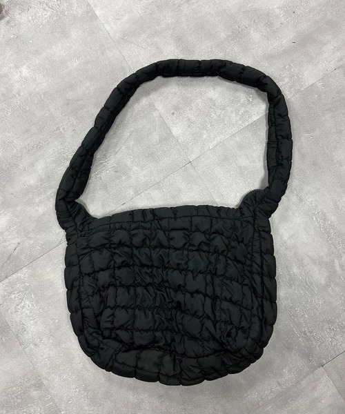 VICKY(ビッキー)の「【KOREAN ITEM】パデットショルダーバッグ(ショルダーバッグ・レディース・ブラック/オフホワイト・FREE)」の12枚目の写真