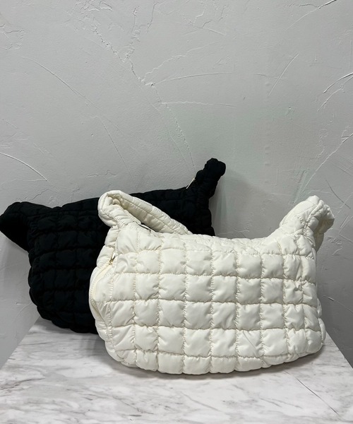 VICKY(ビッキー)の「【KOREAN ITEM】パデットショルダーバッグ(ショルダーバッグ・レディース・ブラック/オフホワイト・FREE)」の13枚目の写真
