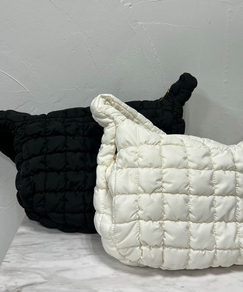 VICKY(ビッキー)の「【KOREAN ITEM】パデットショルダーバッグ(ショルダーバッグ・レディース・ブラック/オフホワイト・FREE)」の14枚目の写真