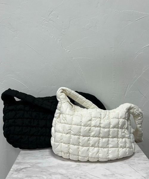 VICKY(ビッキー)の「【KOREAN ITEM】パデットショルダーバッグ(ショルダーバッグ・レディース・ブラック/オフホワイト・FREE)」の15枚目の写真