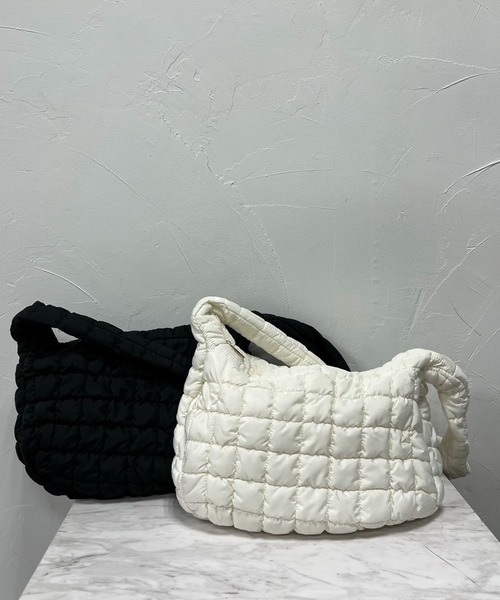 VICKY(ビッキー)の「【KOREAN ITEM】パデットショルダーバッグ(ショルダーバッグ・レディース・ブラック/オフホワイト・FREE)」の16枚目の写真