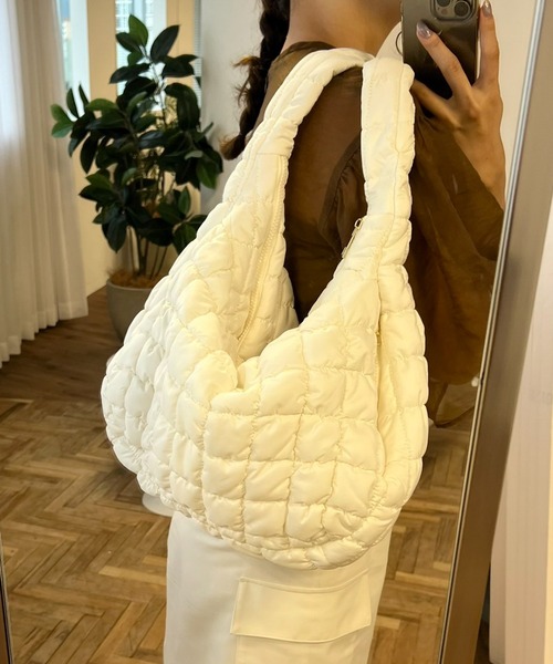 VICKY(ビッキー)の「【KOREAN ITEM】パデットショルダーバッグ(ショルダーバッグ・レディース・ブラック/オフホワイト・FREE)」の4枚目の写真