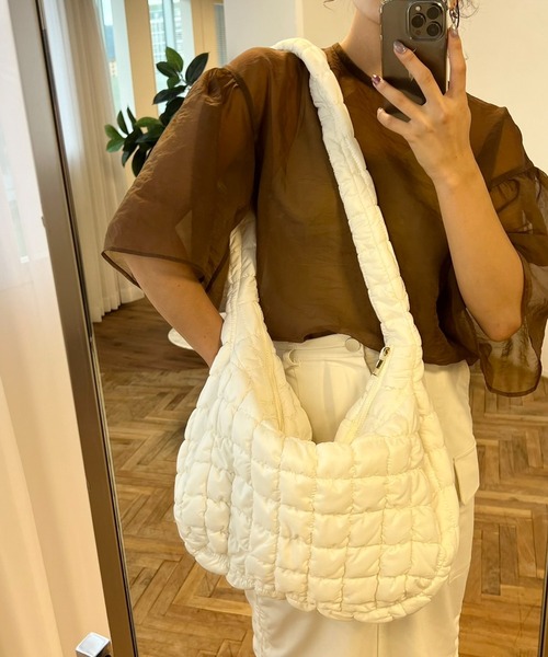 VICKY(ビッキー)の「【KOREAN ITEM】パデットショルダーバッグ(ショルダーバッグ・レディース・ブラック/オフホワイト・FREE)」の5枚目の写真