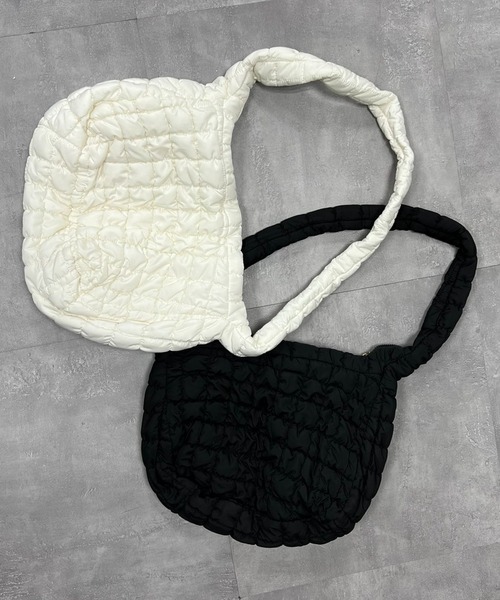 VICKY(ビッキー)の「【KOREAN ITEM】パデットショルダーバッグ(ショルダーバッグ・レディース・ブラック/オフホワイト・FREE)」の17枚目の写真