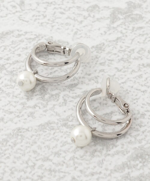 SHOO・LA・RUE（シューラルー）の「◆【セレモニー】ひとつぶフェイクパールフープピアス＆イヤリング（ピアス（両耳用）・レディース・シルバー/ゴールド系/ゴールド/シルバー系/ピンクゴールド/ゴールド系その他・00）」の2枚目の写真