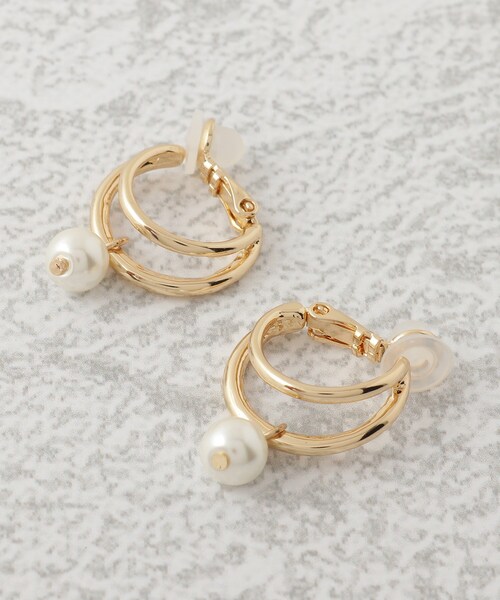 SHOO・LA・RUE（シューラルー）の「◆【セレモニー】ひとつぶフェイクパールフープピアス＆イヤリング（ピアス（両耳用）・レディース・シルバー/ゴールド系/ゴールド/シルバー系/ピンクゴールド/ゴールド系その他・00）」の6枚目の写真