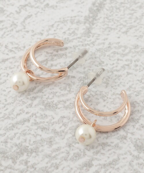 SHOO・LA・RUE（シューラルー）の「◆【セレモニー】ひとつぶフェイクパールフープピアス＆イヤリング（ピアス（両耳用）・レディース・シルバー/ゴールド系/ゴールド/シルバー系/ピンクゴールド/ゴールド系その他・00）」の4枚目の写真