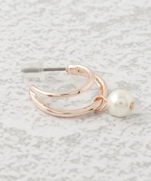 SHOO・LA・RUE（シューラルー）の「◆【セレモニー】ひとつぶフェイクパールフープピアス＆イヤリング（ピアス（両耳用）・レディース・シルバー/ゴールド系/ゴールド/シルバー系/ピンクゴールド/ゴールド系その他・00）」の9枚目の写真