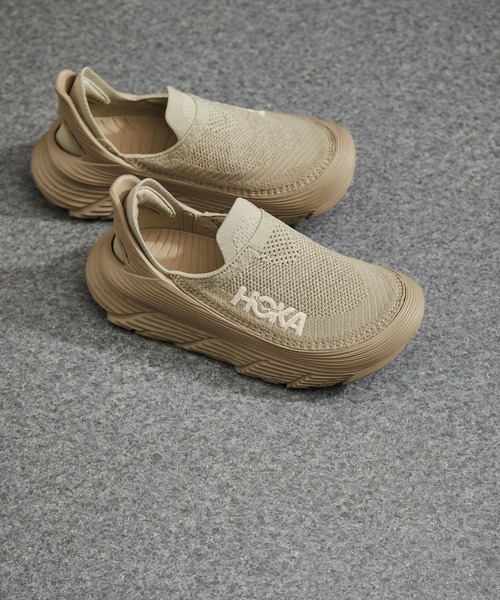 ADAM ET ROPE'（アダムエロペ）の「【公式サイト限定】【HOKA】Restore TC（スリッポン・レディース・ベージュ/ブラック・23/25/24）」の2枚目の写真