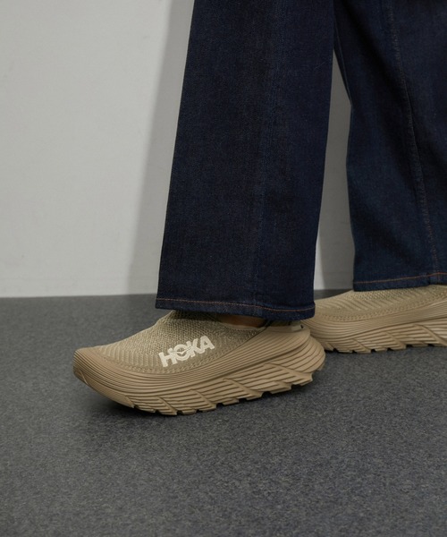 ADAM ET ROPE'（アダムエロペ）の「【公式サイト限定】【HOKA】Restore TC（スリッポン・レディース・ベージュ/ブラック・23/25/24）」の5枚目の写真