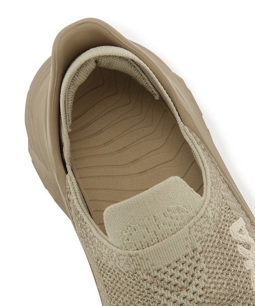 ADAM ET ROPE'（アダムエロペ）の「【公式サイト限定】【HOKA】Restore TC（スリッポン・レディース・ベージュ/ブラック・23/25/24）」の15枚目の写真