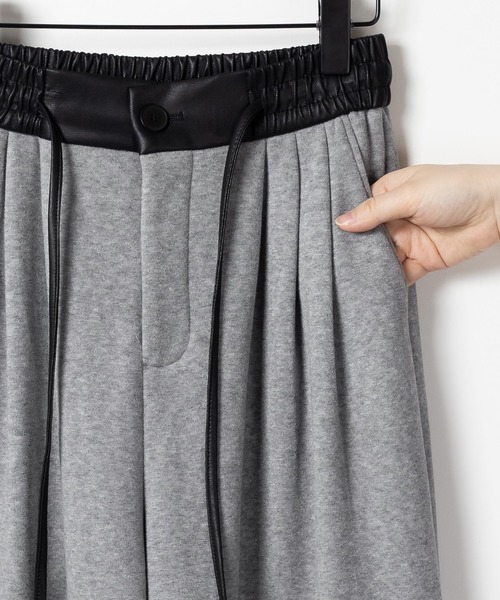 me+em select(ミームセレクト)の「※※【 裏起毛 】レザードッキングスリータックワイドスウェットパンツ / leather docking 3 tuck wide sweat pants(スウェットパンツ・レディース・グレー/ブラック・SMALL/MEDIUM/LARGE)」の6枚目の写真