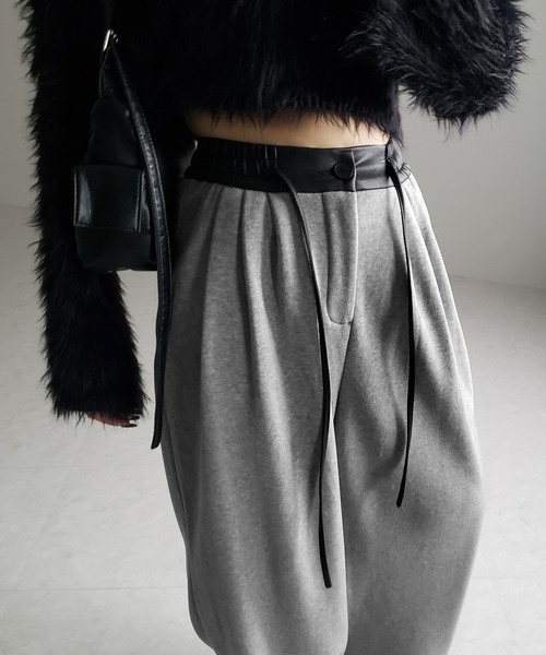 me+em select(ミームセレクト)の「※※【 裏起毛 】レザードッキングスリータックワイドスウェットパンツ / leather docking 3 tuck wide sweat pants(スウェットパンツ・レディース・グレー/ブラック・SMALL/MEDIUM/LARGE)」の8枚目の写真