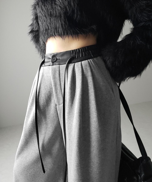 me+em select(ミームセレクト)の「※※【 裏起毛 】レザードッキングスリータックワイドスウェットパンツ / leather docking 3 tuck wide sweat pants(スウェットパンツ・レディース・グレー/ブラック・SMALL/MEDIUM/LARGE)」の3枚目の写真