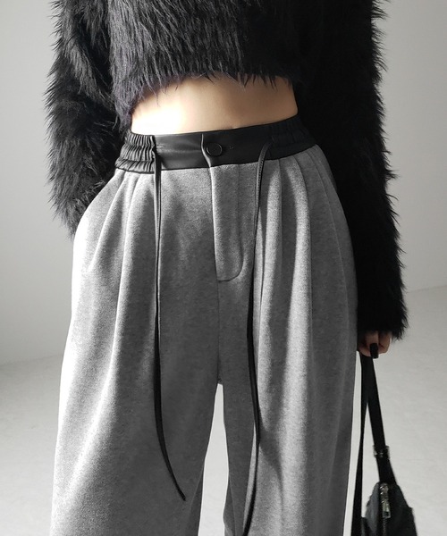 me+em select(ミームセレクト)の「※※【 裏起毛 】レザードッキングスリータックワイドスウェットパンツ / leather docking 3 tuck wide sweat pants(スウェットパンツ・レディース・グレー/ブラック・SMALL/MEDIUM/LARGE)」の10枚目の写真