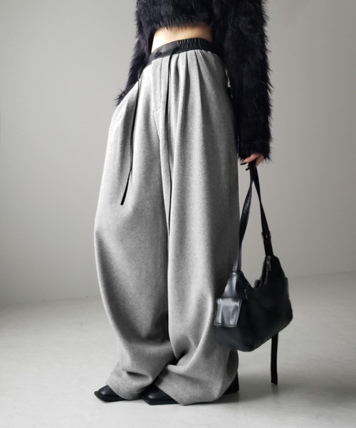 me+em select(ミームセレクト)の「※※【 裏起毛 】レザードッキングスリータックワイドスウェットパンツ / leather docking 3 tuck wide sweat pants(スウェットパンツ・レディース・グレー/ブラック・SMALL/MEDIUM/LARGE)」の21枚目の写真