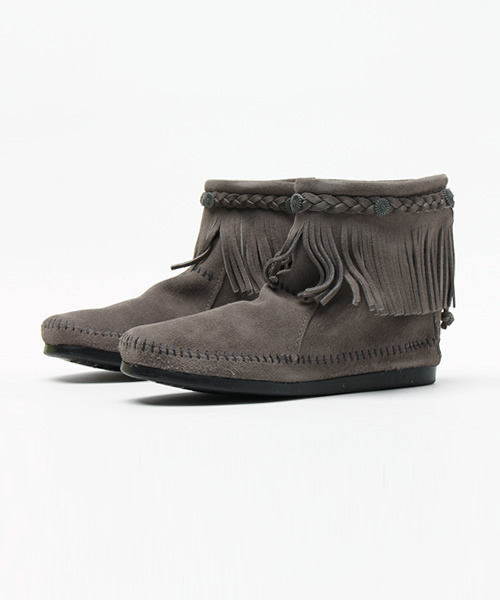 Minnetonka(ミネトンカ)の「MINNETONKA(ミネトンカ) / フリンジ バックジップブーツ HI TOP BACK ZIP BOOT(ブーツ・レディース・グレー/ブラウン/タン/ブラック/ダークブラウン・5/9/8/7/6/6.5/8.5/7.5/5.5)」の2枚目の写真