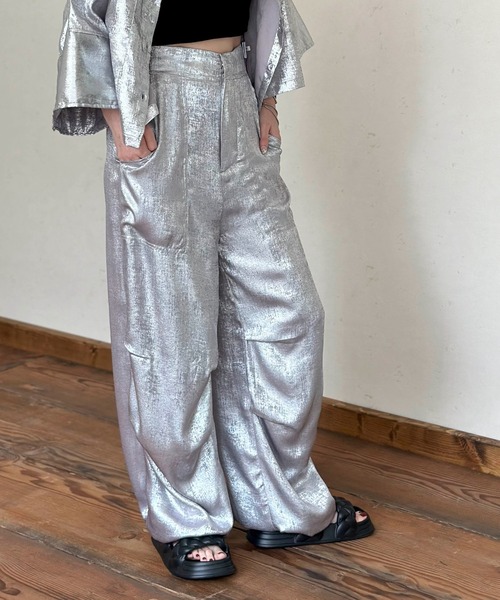 Per sist ence(パーシエンス)の「メタリックシャイニータックジョガーパンツ(その他パンツ・レディース・ブラック/チャコールグレー/グレー/オフホワイト・FREE)」の1枚目の写真