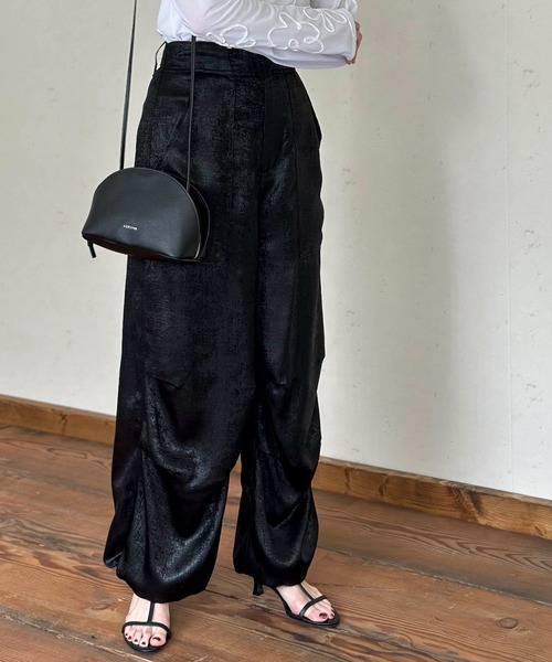 Per sist ence(パーシエンス)の「メタリックシャイニータックジョガーパンツ(その他パンツ・レディース・ブラック/チャコールグレー/グレー/オフホワイト・FREE)」の3枚目の写真