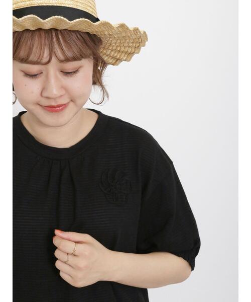 Samansa Mos2（サマンサ モスモス）の「胸元花柄テープ刺繍カットソー（Tシャツ/カットソー・レディース・ブラック/チャコールグレー/オフホワイト・F）」の2枚目の写真