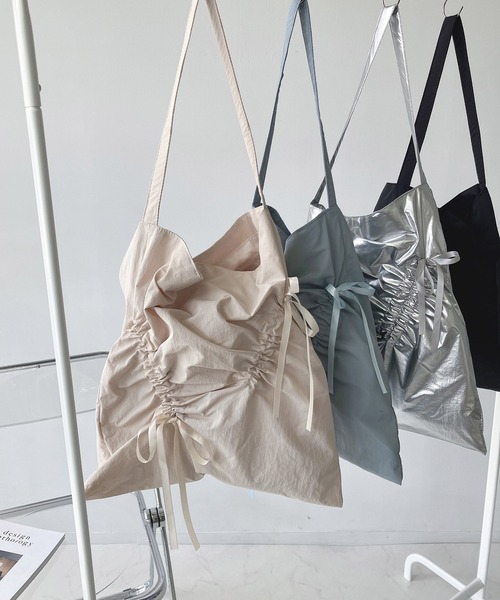 AS KNOW AS plus（アズノゥアズプラス）の「ドロストリボンショルダーバッグ 【ZOZOTOWN限定アイテム】（ショルダーバッグ・レディース・ブラック系/ブラック/ベビーピンク/ブルー/シルバー・FREE）」の4枚目の写真