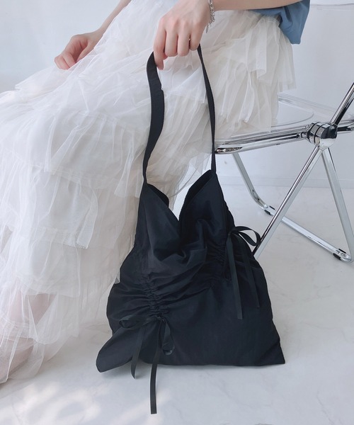 AS KNOW AS plus（アズノゥアズプラス）の「ドロストリボンショルダーバッグ 【ZOZOTOWN限定アイテム】（ショルダーバッグ・レディース・ブラック系/ブラック/ベビーピンク/ブルー/シルバー・FREE）」の2枚目の写真