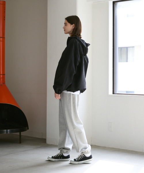 flaner（フラネ）の「Loose nylon anorak hoodie / ルーズナイロンアノラックパーカー（パーカー・レディース・オフホワイト/ブラック/ブルーグリーン・MEDIUM/LARGE）」の18枚目の写真