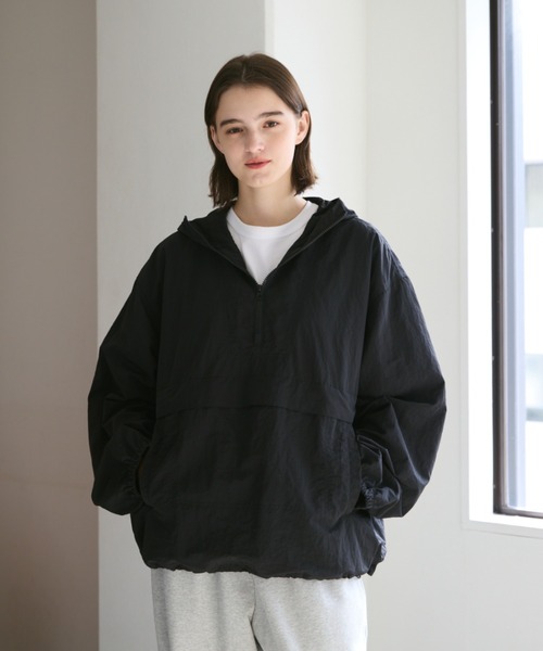 flaner（フラネ）の「Loose nylon anorak hoodie / ルーズナイロンアノラックパーカー（パーカー・レディース・オフホワイト/ブラック/ブルーグリーン・MEDIUM/LARGE）」の11枚目の写真