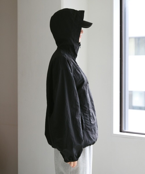 flaner（フラネ）の「Loose nylon anorak hoodie / ルーズナイロンアノラックパーカー（パーカー・レディース・オフホワイト/ブラック/ブルーグリーン・MEDIUM/LARGE）」の16枚目の写真